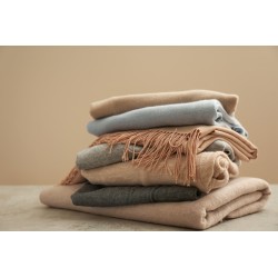 Odświeżacz w sprayu do tkanin i wnętrz o zapachu Wanilia i Kaszmir 50 ml ESSENTIA NATURE