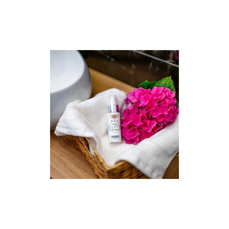 Odświeżacz w sprayu do tkanin i wnętrz o zapachu Kwiat Lotosu 20 ml ESSENTIA NATURE